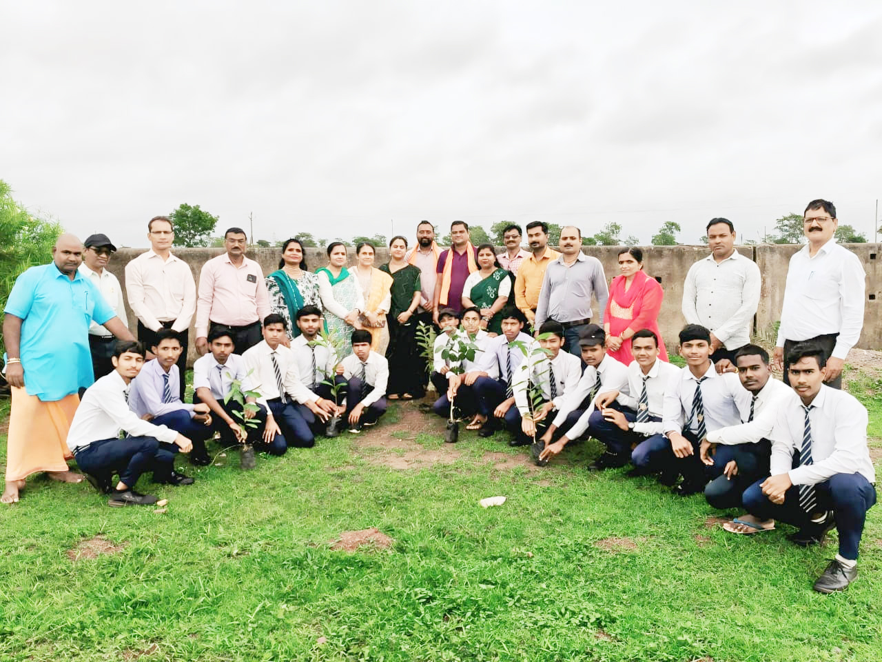 मचांदूर सरकारी स्कूल में रोपे गए 200 पौधे