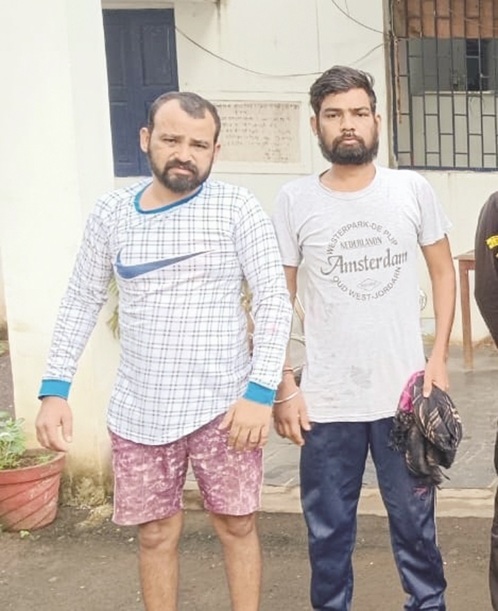 शराब पीने व्यापारियों से पैसों की मांग, बदमाश दो भाईयों पर कार्रवाई