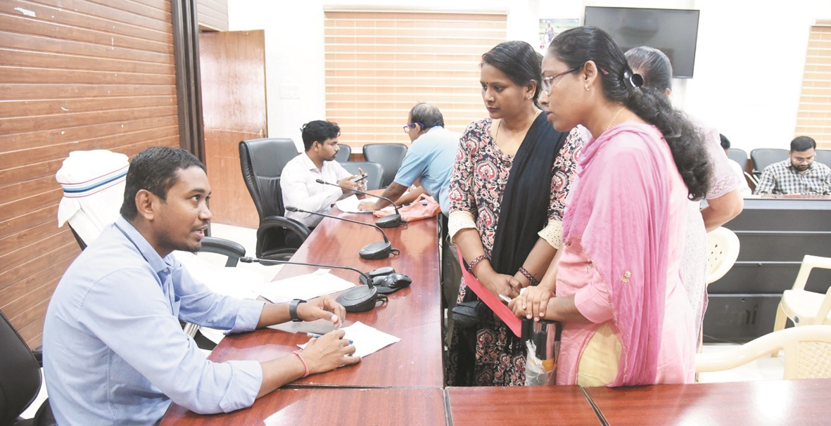 जर्जर सडक़ बनी दुर्घटनाओं का कारण, छात्र-छात्राएं परेशान, जनदर्शन में शिकायत