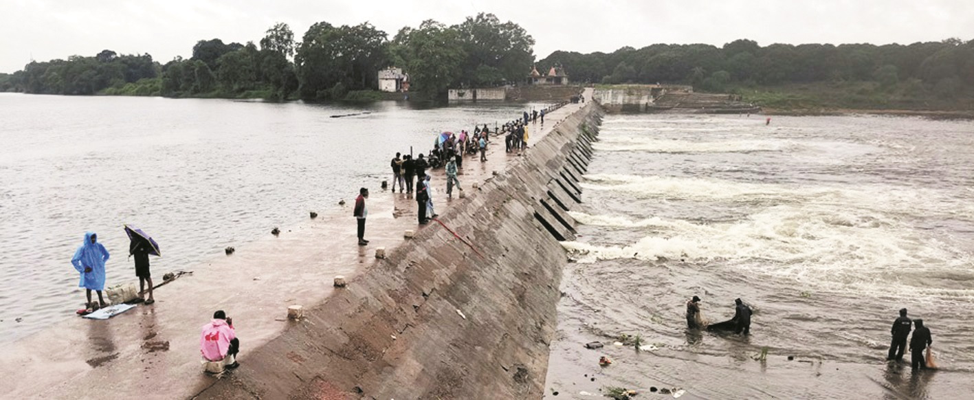 तीन दिनों से लगातार बारिश से मोंगरा जलाशय से पानी छोड़ा
