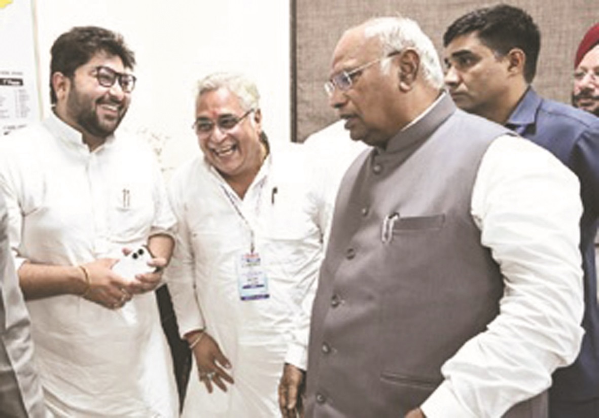 अरुण वोरा ने किया राष्ट्रीय अध्यक्ष खडग़े का स्वागत