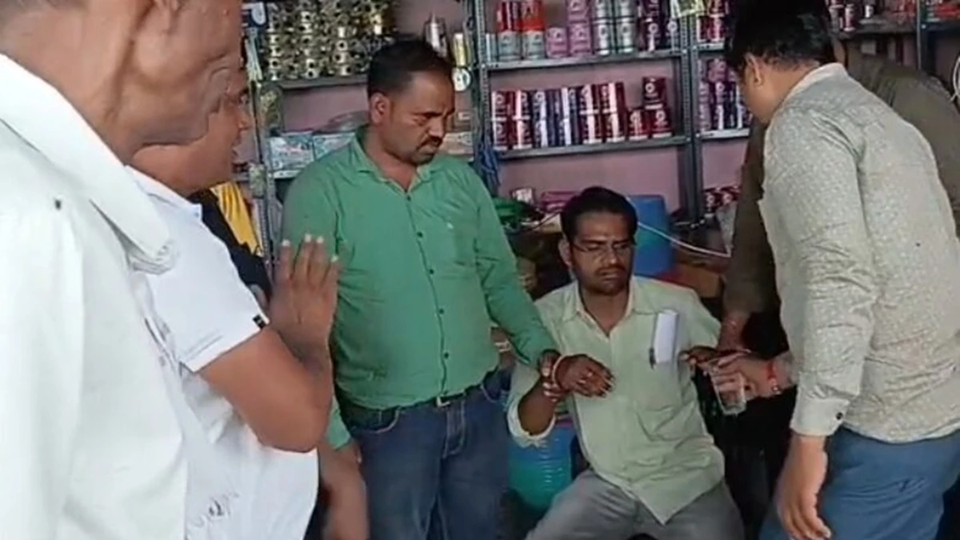 रिटायर्ड कर्मचारी से 54 हजार की घूस लेते बीएमओ का अकाउंटेंट ढाबे में गिरफ्तार