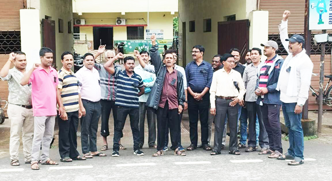 काली पट्टी लगा निकाय कर्मी कर रहेकाम काली पट्टी लगा निकाय कर्मी कर रहेकाम