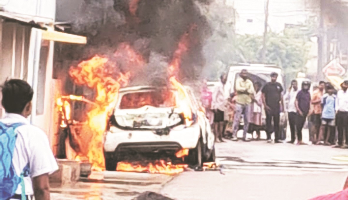 कार में लगी आग, काबू कार में लगी आग, काबू