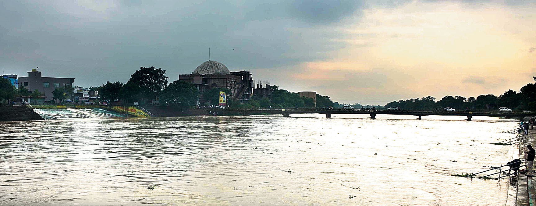 उफनी खारून..., संकेत: अगले 5 दिन मौसम ऐसा ही रहेगा