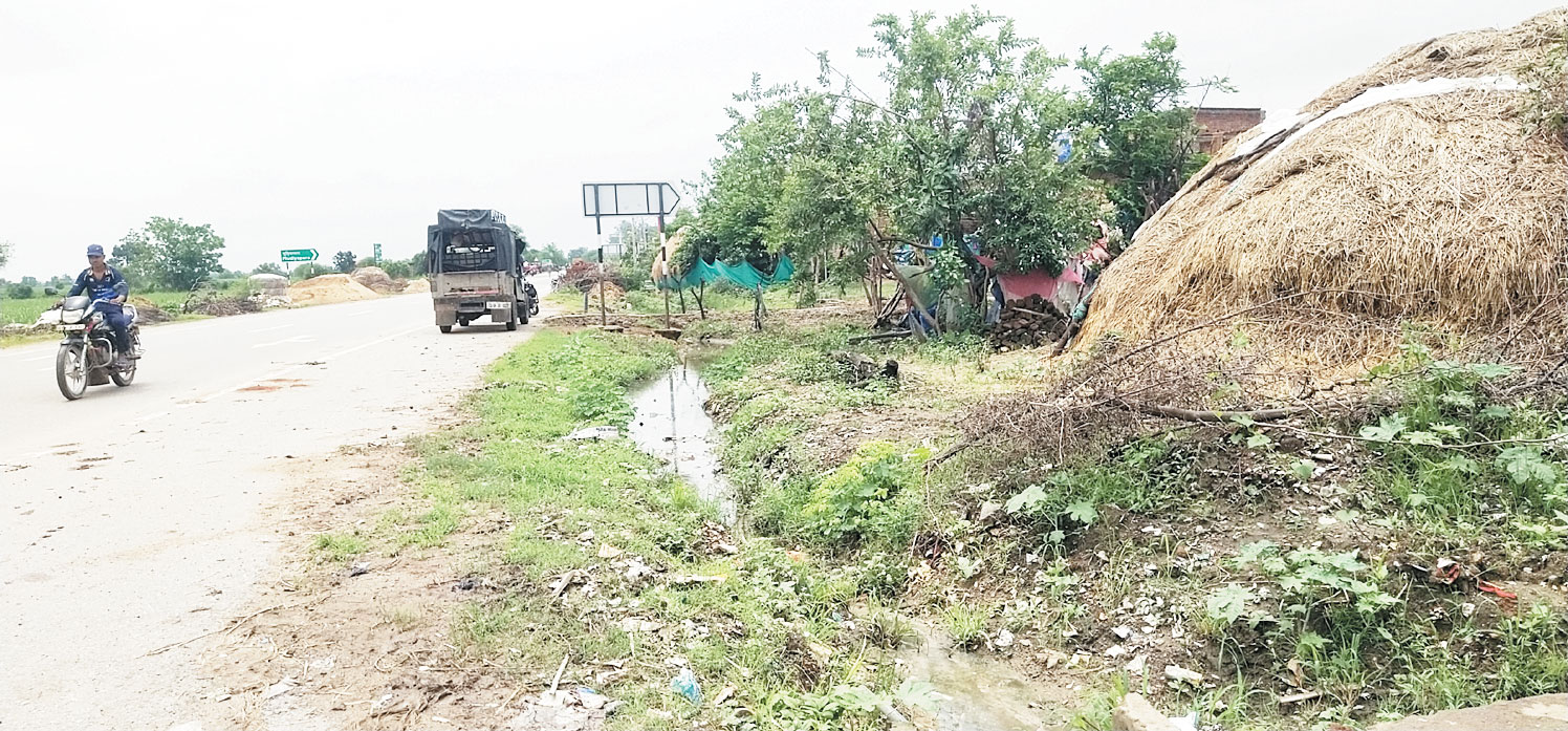 मुडिय़ापारा में नाली निर्माण 5 साल से अटका, बरसात में ग्रामीण बेहाल मुडिय़ापारा में नाली निर्माण 5 साल से अटका, बरसात में ग्रामीण बेहाल