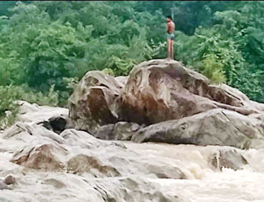 नदी में नाव पलटी, एक लापता, एक की बची जान