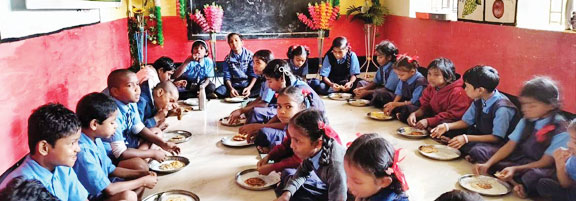 नरेंद्र नेताम की स्मृति में बुनागांव स्कूल में न्योता भोजन नरेंद्र नेताम की स्मृति में बुनागांव स्कूल में न्योता भोजन