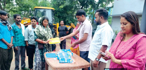 सफाई कामगारों को रेनकोट वितरित सफाई कामगारों को रेनकोट वितरित