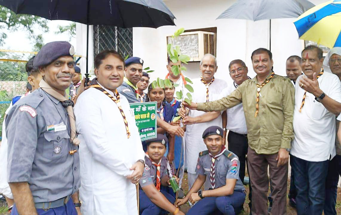 एक पेड़ मां के नाम पौधरोपण एक पेड़ मां के नाम पौधरोपण