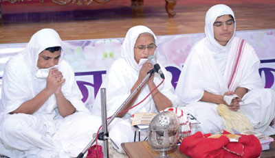 मोक्ष की राह पर गुरु के आशीर्वाद के बिना नहीं चला जा सकता- हंसकीर्ति मोक्ष की राह पर गुरु के आशीर्वाद के बिना नहीं चला जा सकता- हंसकीर्ति
