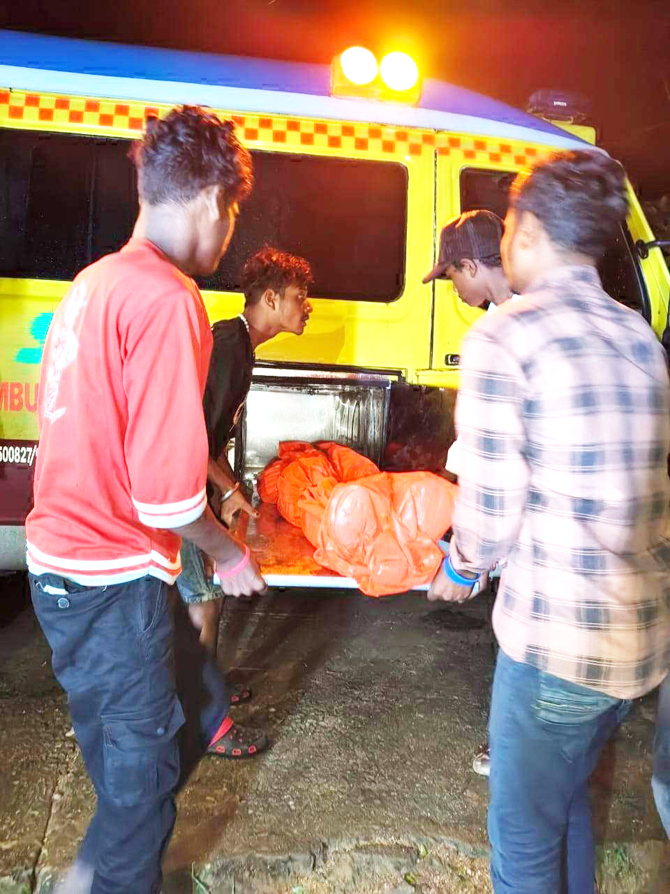 ट्रेन हादसे में जान गंवाने वाले युवक का शव पहुंचा गृह ग्राम चटकपुर ट्रेन हादसे में जान गंवाने वाले युवक का शव पहुंचा गृह ग्राम चटकपुर