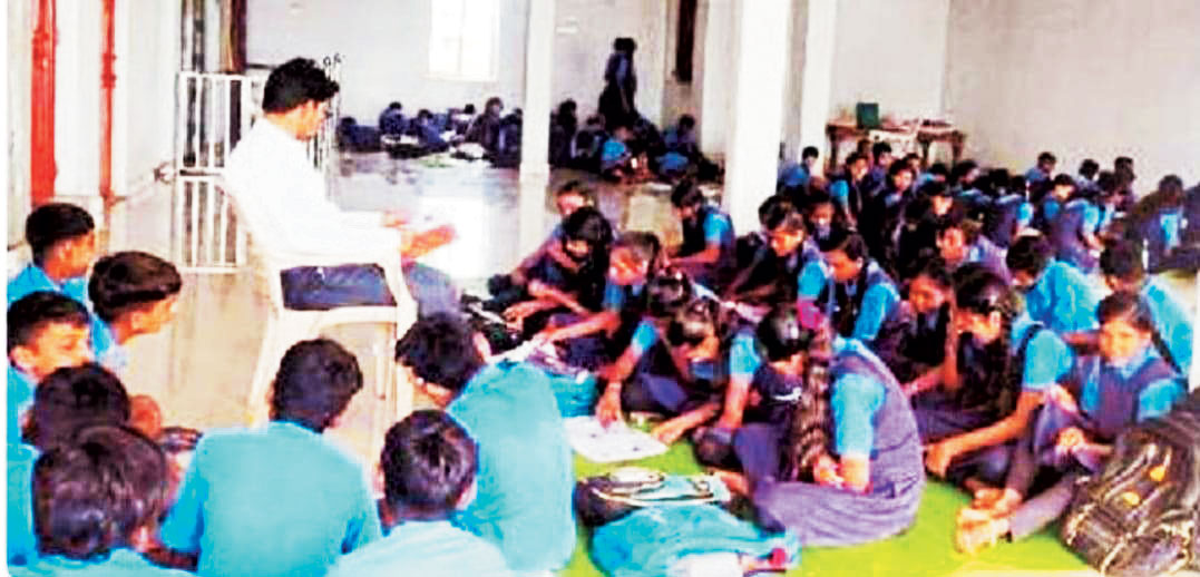 स्कूल भवन के छत का गिरा प्लास्टर, अब मंदिर प्रांगण में पढ़ाई