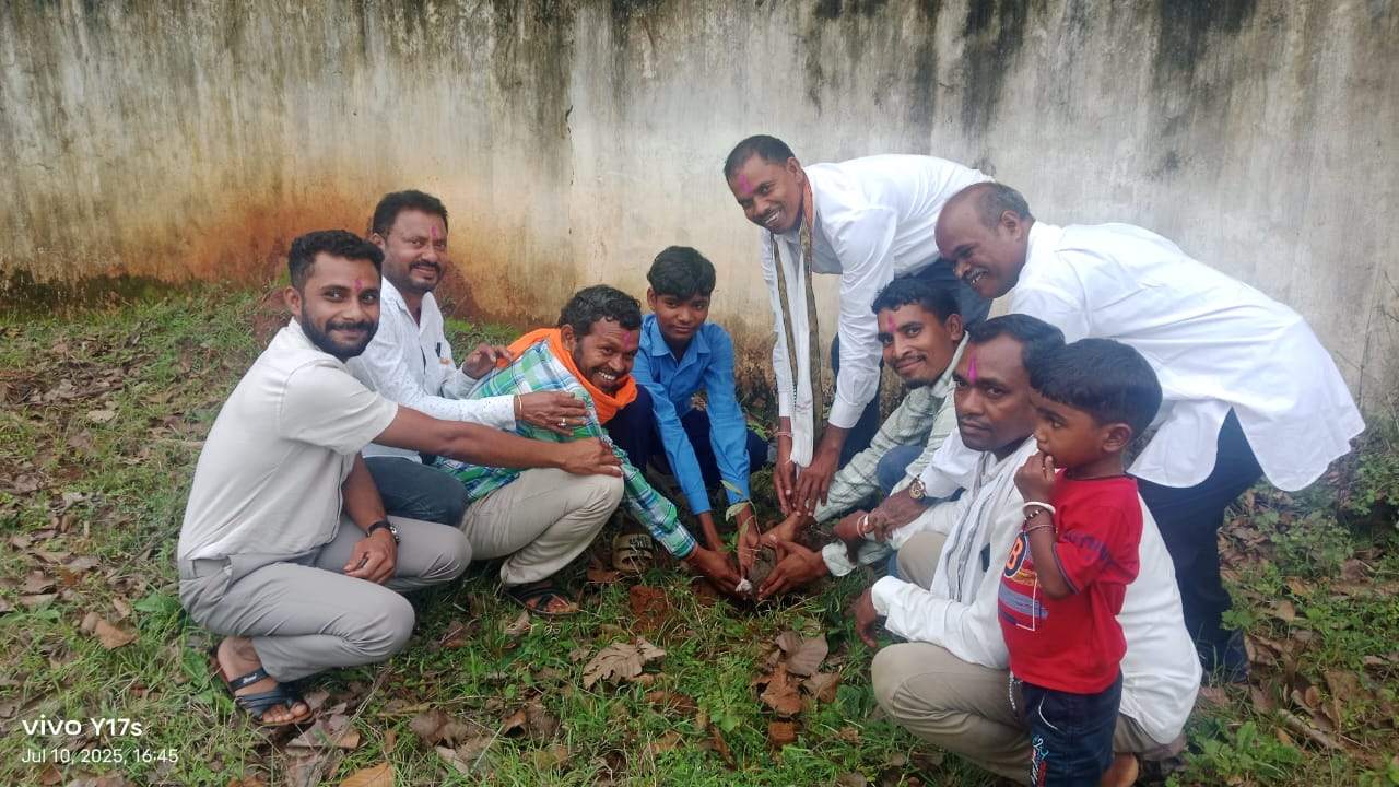 शाला प्रवेशोत्सव में पौधरोपण भी शाला प्रवेशोत्सव में पौधरोपण भी