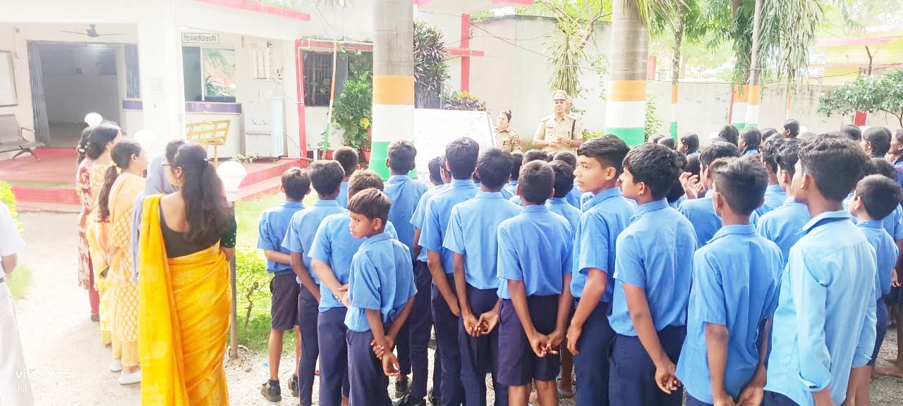विद्यार्थियों ने थाना चारामा का किया भ्रमण, कई जानकारी दी विद्यार्थियों ने थाना चारामा का किया भ्रमण, कई जानकारी दी