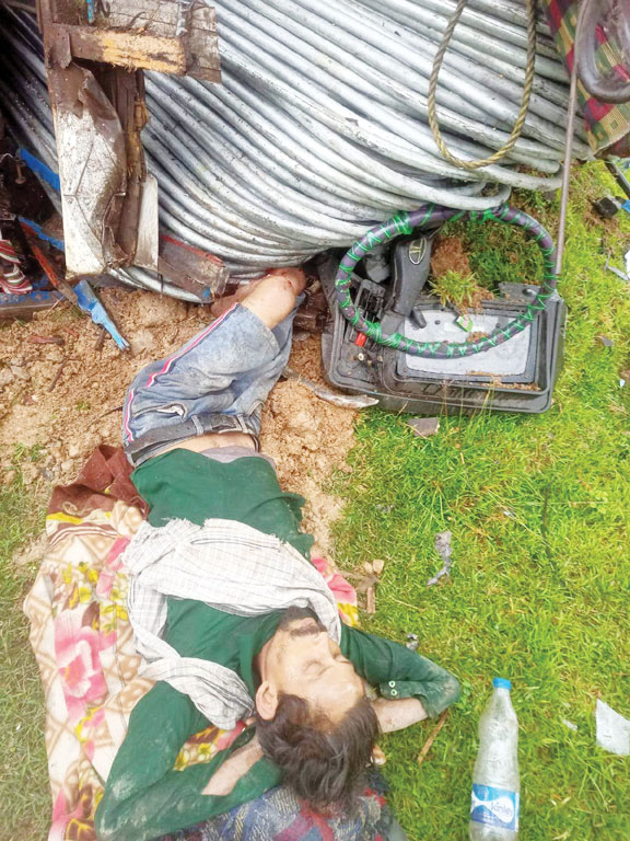 ट्रक पलटा, फंसे चालक को घंटों की मशक्कत से निकाला ट्रक पलटा, फंसे चालक को घंटों की मशक्कत से निकाला