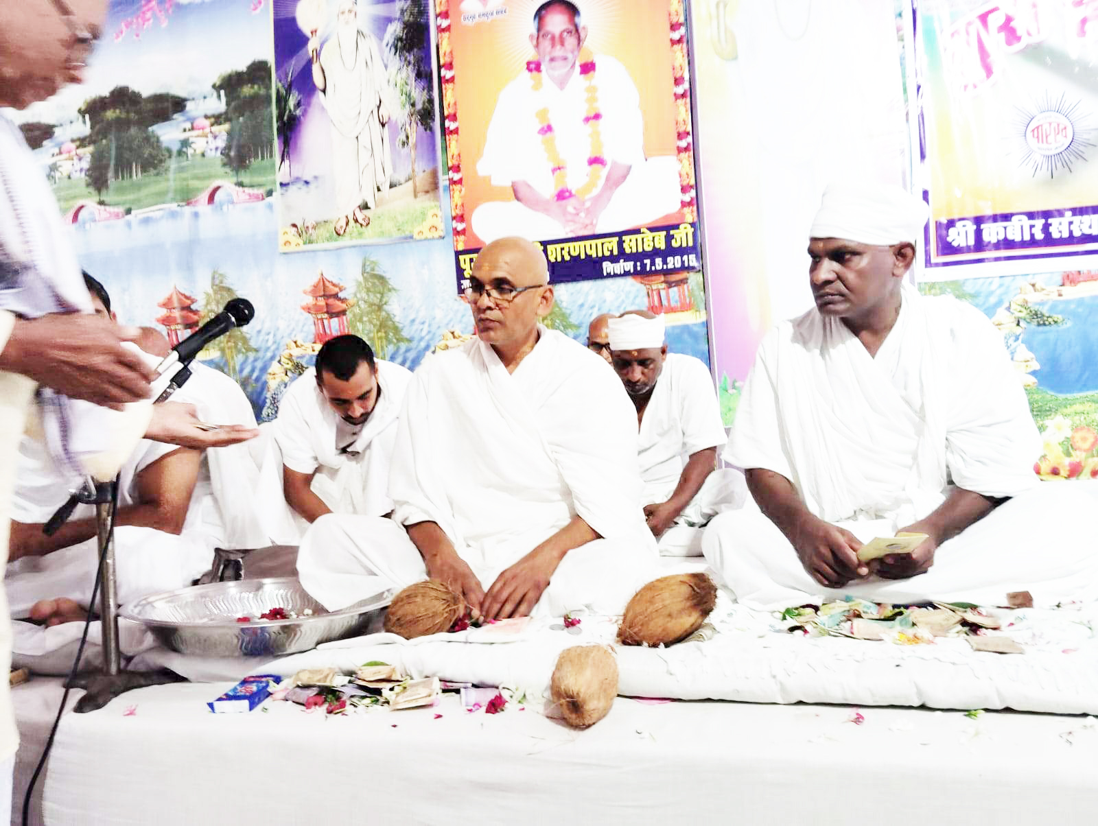गुरु पूर्णिमा पर कबीर आश्रम में उमड़ी श्रद्धालुओं की भीड़ गुरु पूर्णिमा पर कबीर आश्रम में उमड़ी श्रद्धालुओं की भीड़