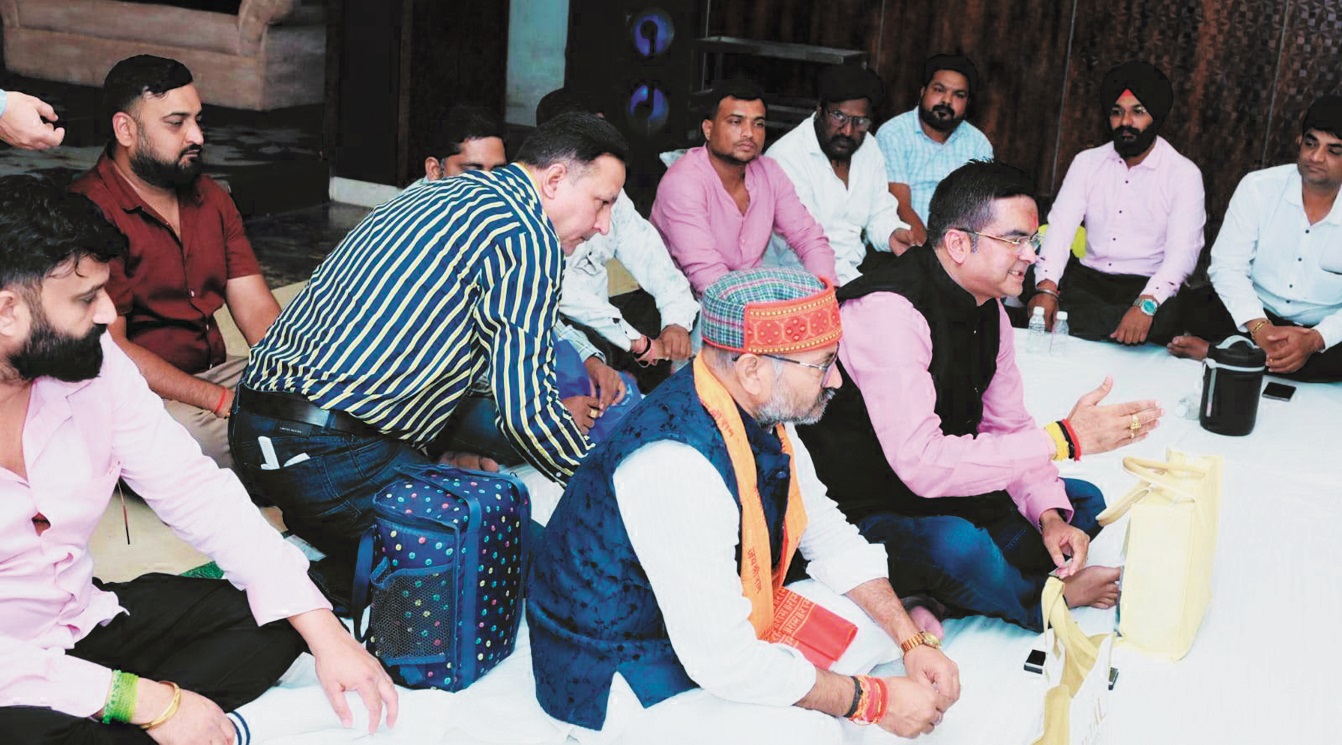 मैनपाट प्रशिक्षण से लौटे वैशाली नगर विधायक रिकेश ने कार्यकर्ताओं से की ‘टिफिन पर चर्चा’