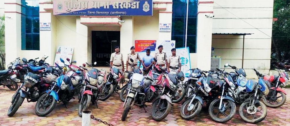 वसूली के लिए धमकी, सूदखोर गिरफ्तार, गिरवी रखे 19 बाइक बरामद वसूली के लिए धमकी, सूदखोर गिरफ्तार, गिरवी रखे 19 बाइक बरामद
