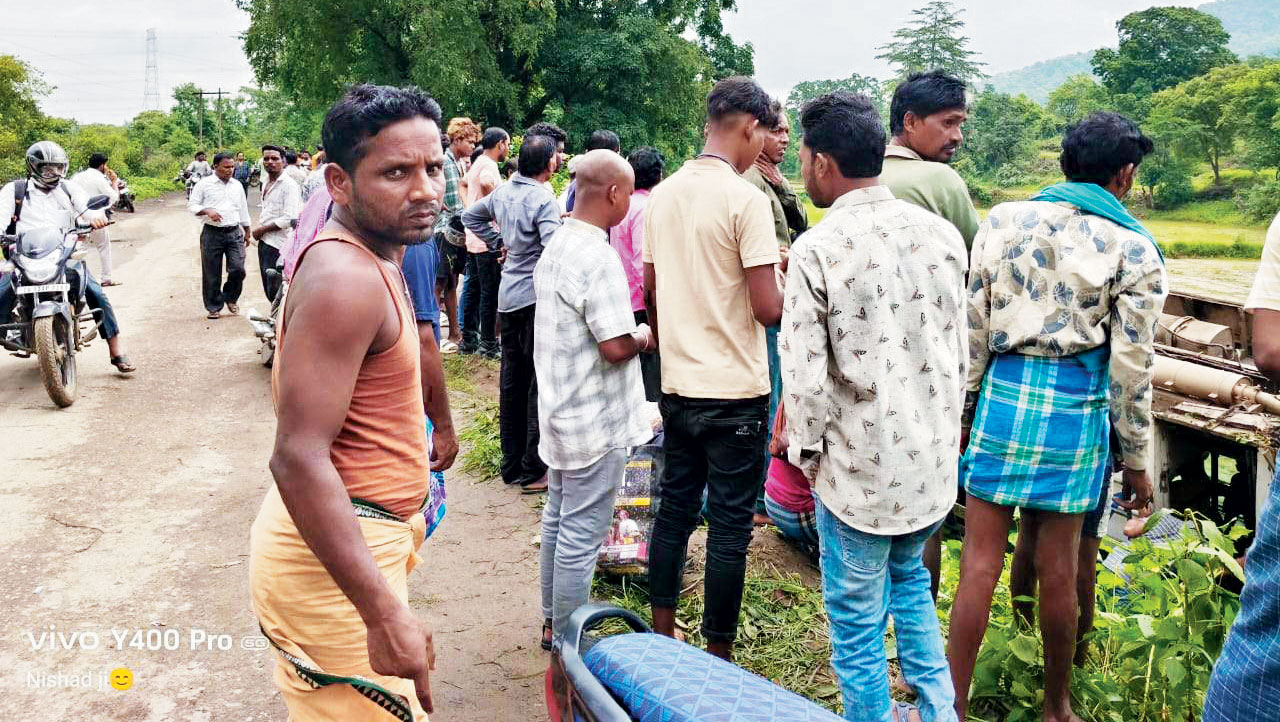 यात्री बस खेत में पलटी, 25 घायल