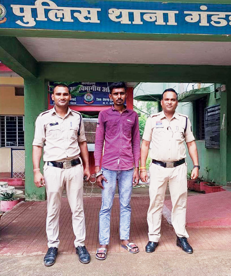 अवैध शराब संग आरोपी गिरफ्तार अवैध शराब संग आरोपी गिरफ्तार
