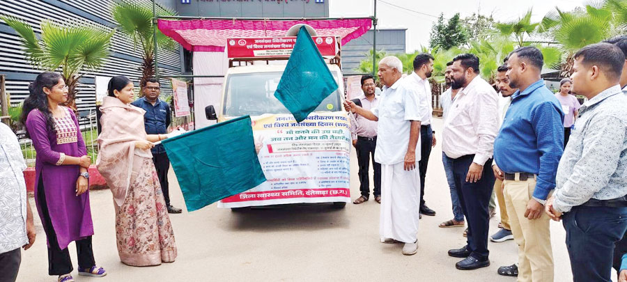 जनसंख्या स्थिरीकरण रथ को हरी झंडी