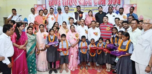 शाला प्रवेशोत्सव में जनप्रतिनिधियों की उपेक्षा पर बवाल शाला प्रवेशोत्सव में जनप्रतिनिधियों की उपेक्षा पर बवाल