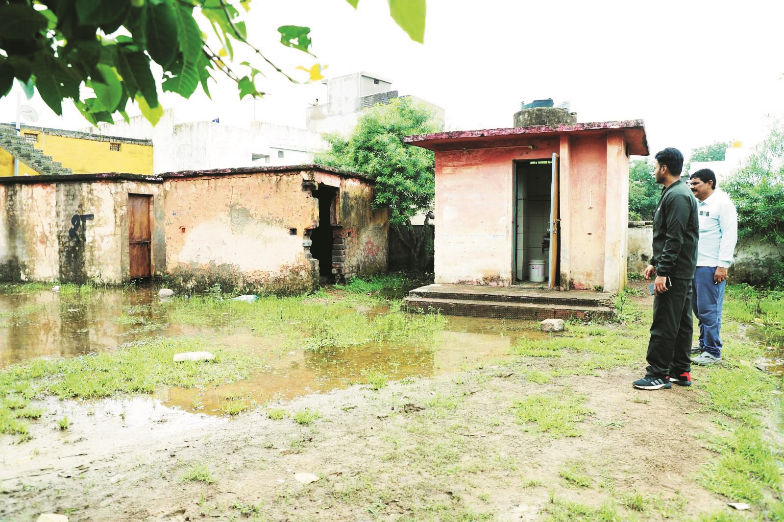 कुर्मीपारा प्राथमिक शाला का नपाध्यक्ष ने किया निरीक्षण