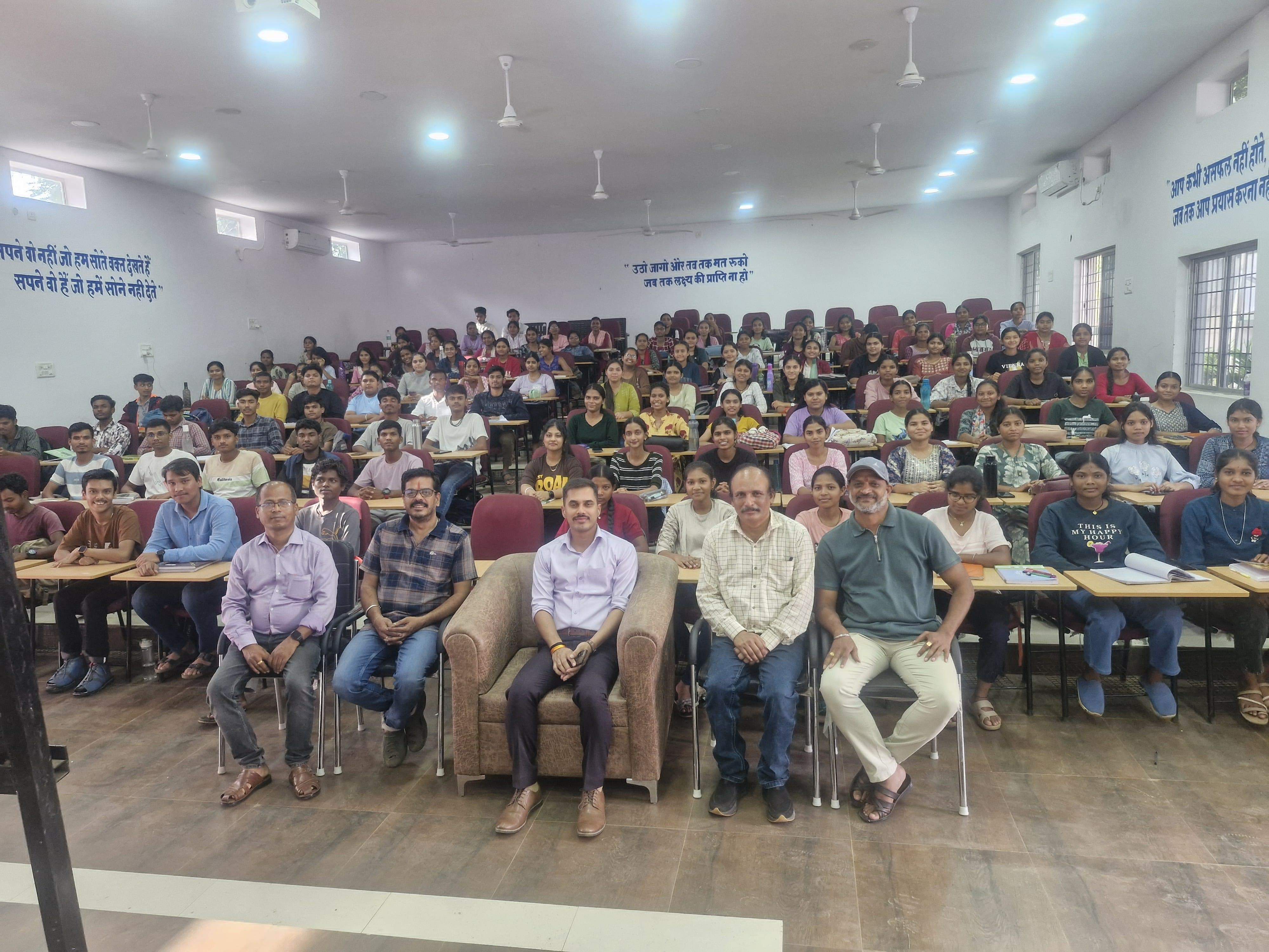 केवल ज्ञान ही नहीं धैर्य और अनुशासन से परीक्षा में सफलता मिलती है-विपिन दुबे केवल ज्ञान ही नहीं धैर्य और अनुशासन से परीक्षा में सफलता मिलती है-विपिन दुबे