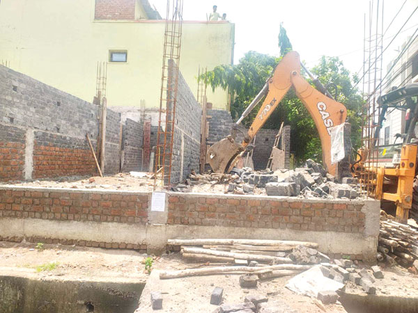 4 अवैध के अवैध निर्माण पर जेसीबी चलाया निगम ने 4 अवैध के अवैध निर्माण पर जेसीबी चलाया निगम ने