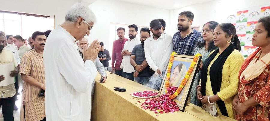 स्व. देवेन्द्र कुमारी सिंहदेव की 92वीं जयंती पर किया नमन स्व. देवेन्द्र कुमारी सिंहदेव की 92वीं जयंती पर किया नमन