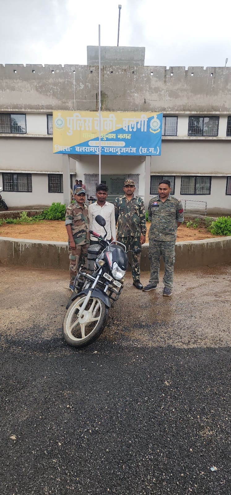 चोरी की बाइक संग आरोपी गिरफ्तार चोरी की बाइक संग आरोपी गिरफ्तार