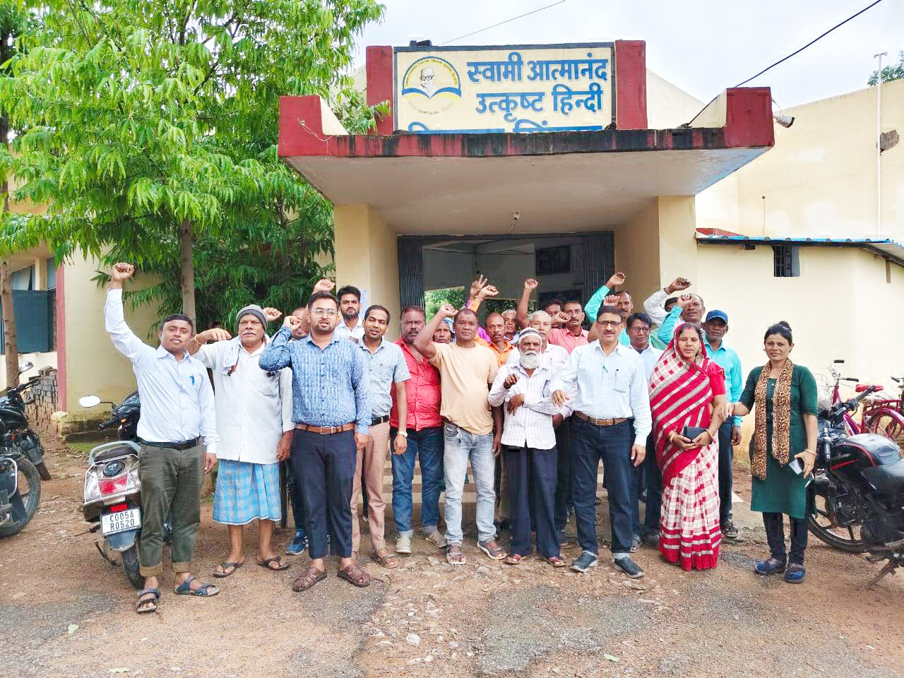 जन चेतना का केंद्र बनेगा सेजेस सिंगपुर, एक दिन खेती रोक विद्यालय विकास में जुटे पालक जन चेतना का केंद्र बनेगा सेजेस सिंगपुर, एक दिन खेती रोक विद्यालय विकास में जुटे पालक