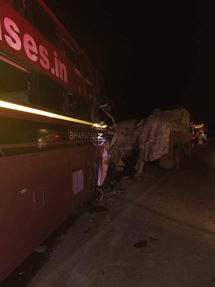 खड़ी ट्रक से टकराई यात्री बस, फंसे चालक को मशक्कत से निकाला खड़ी ट्रक से टकराई यात्री बस, फंसे चालक को मशक्कत से निकाला