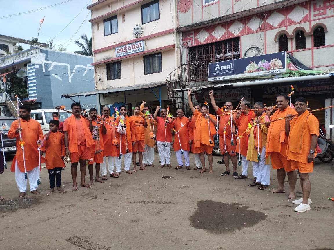 सावन का पहला सोमवार: नेरली झरने से निकली कांवड़ यात्रा