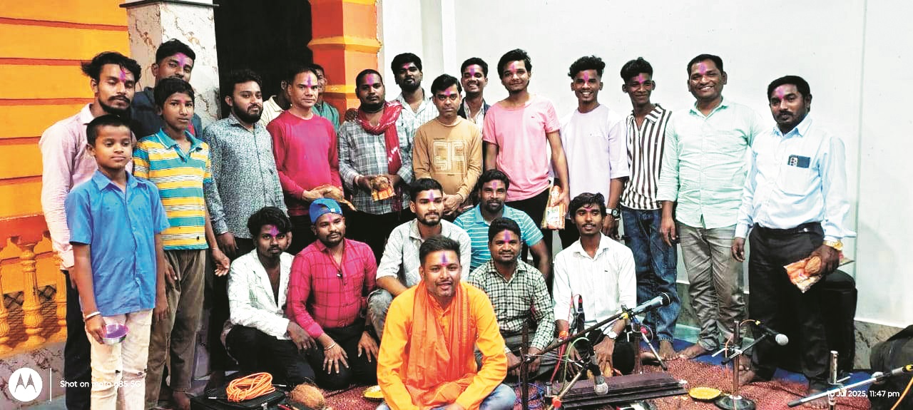 गुरु पूर्णिमा पर सिहावा के संगीतकारों की सांकरा में मनमोहक प्रस्तुति गुरु पूर्णिमा पर सिहावा के संगीतकारों की सांकरा में मनमोहक प्रस्तुति