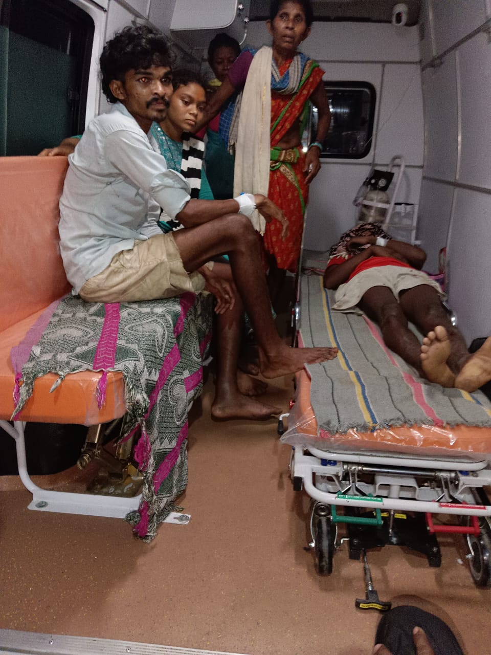 आईईडी विस्फोट, तीन घायल आईईडी विस्फोट, तीन घायल