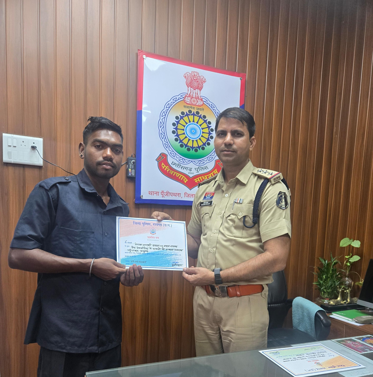 रोड एक्सीडेंट में घायलों की मदद करने वालों का सम्मान रोड एक्सीडेंट में घायलों की मदद करने वालों का सम्मान