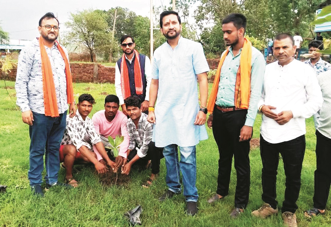 जिपं उपाध्यक्ष ने ग्रामीणों को योजनाओं की प्रक्रिया के बारे में दिया मार्गदर्शन जिपं उपाध्यक्ष ने ग्रामीणों को योजनाओं की प्रक्रिया के बारे में दिया मार्गदर्शन