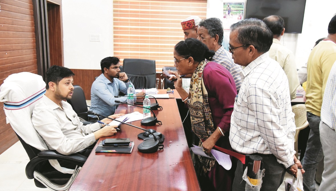 भानपुरीवासियों ने आवासीय पट्टा देने जनदर्शन में लगाई गुहार भानपुरीवासियों ने आवासीय पट्टा देने जनदर्शन में लगाई गुहार