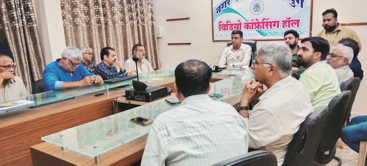 आयुक्त ने चेंबर की ली बैठक, कहा- प्लास्टिक का इस्तेमाल बंद करने में करें सहयोग आयुक्त ने चेंबर की ली बैठक, कहा- प्लास्टिक का इस्तेमाल बंद करने में करें सहयोग