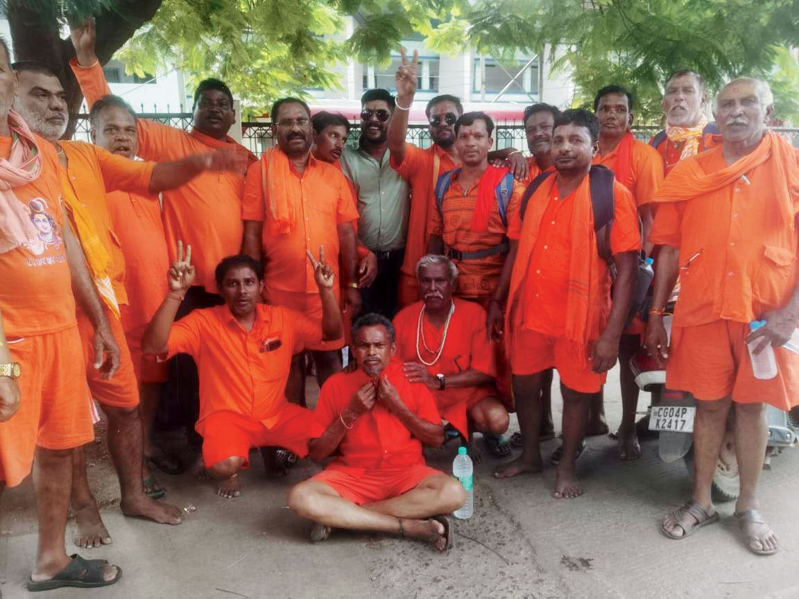 बैधनाथ धाम के लिए कांवरियों का दल रवाना बैधनाथ धाम के लिए कांवरियों का दल रवाना