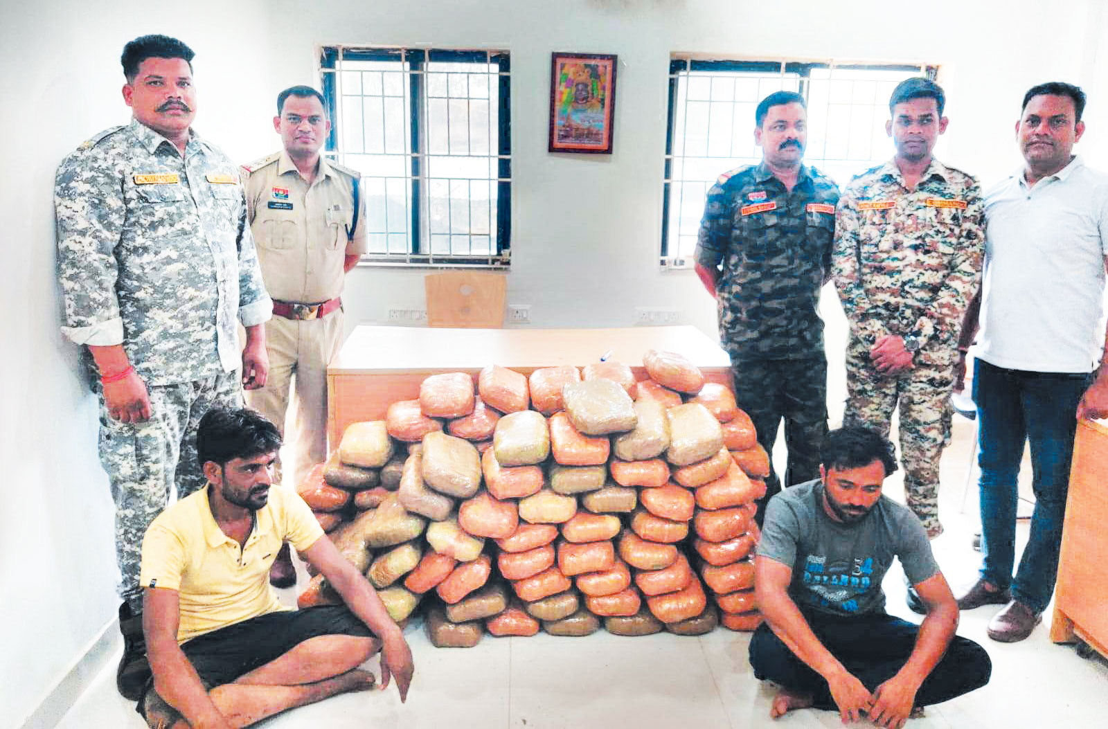 ट्रक के गुप्त चैंबर से 120 किलो गांजा बरामद ट्रक के गुप्त चैंबर से 120 किलो गांजा बरामद
