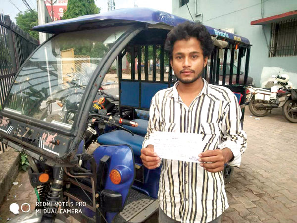 फिल्मी स्टाईल में स्टंटबाजी ई -रिक्शा चालक पर 3000 का जुर्माना फिल्मी स्टाईल में स्टंटबाजी ई -रिक्शा चालक पर 3000 का जुर्माना