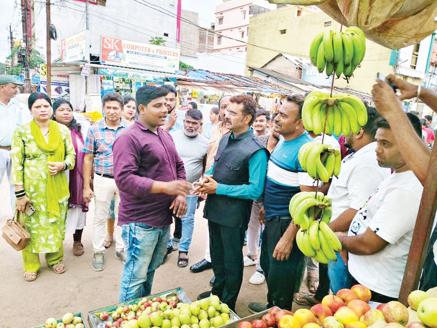 महापौर ने शहर को स्वच्छ व सुंदर बनाने दुकानों में जाकर दुकानदारों से हाथ जोडक़र किया निवेदन महापौर ने शहर को स्वच्छ व सुंदर बनाने दुकानों में जाकर दुकानदारों से हाथ जोडक़र किया निवेदन