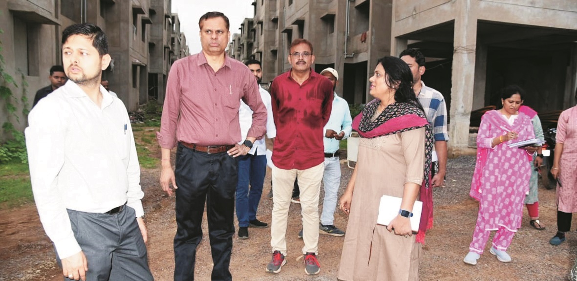 कमिश्नर-कलेक्टर ने किया प्रधानमंत्री आवास योजना का निरीक्षण निर्माण कार्यों में तेजी लाने के निर्देश कमिश्नर-कलेक्टर ने किया प्रधानमंत्री आवास योजना का निरीक्षण निर्माण कार्यों में तेजी लाने के निर्देश