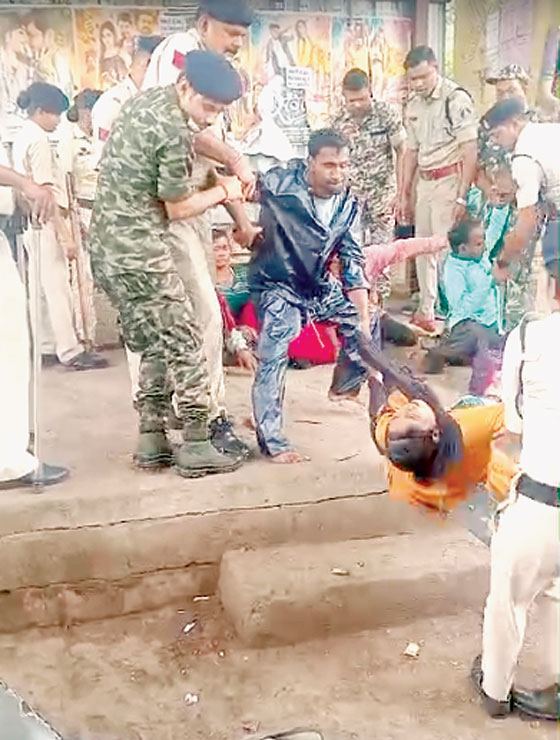 विस घेराव करने गए दिव्यागों के साथ पुलिसिया दुव्र्यवहार विस घेराव करने गए दिव्यागों के साथ पुलिसिया दुव्र्यवहार