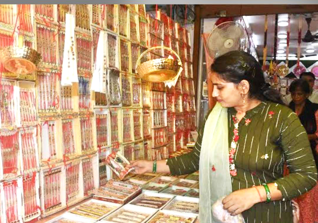 महाराष्ट्र-गुजरात-राजस्थान की हस्तनिर्मित 2 रुपए से 500 रुपए तक की राखियां महासमुंद बाजार पहुंचीं महाराष्ट्र-गुजरात-राजस्थान की हस्तनिर्मित 2 रुपए से 500 रुपए तक की राखियां महासमुंद बाजार पहुंचीं