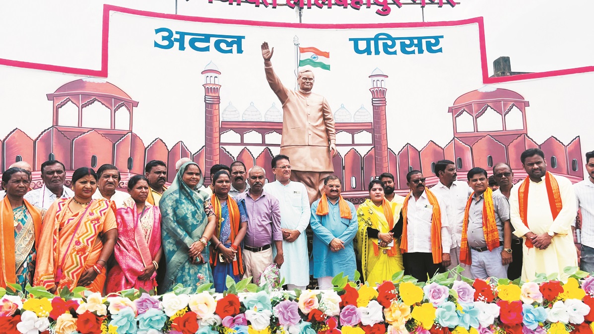 सांसद ने अटल परिसर का लोकार्पण व प्रतिमा का किया अनावरण सांसद ने अटल परिसर का लोकार्पण व प्रतिमा का किया अनावरण