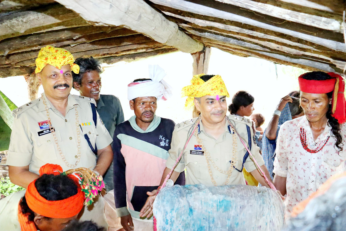 कवर्धा के सुदूर इलाकों में पहुंचे आईजी शांडिल्य ने बैगाओं से की आपसी चर्चा